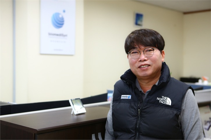 대표님_인터뷰사진_01.jpg